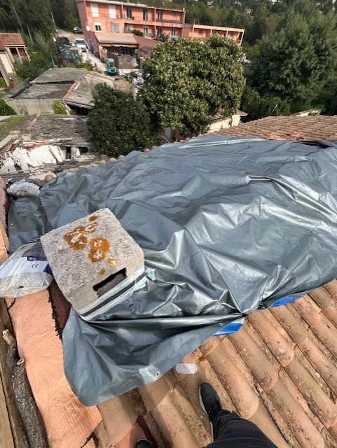 Bâche de calfeutrage posée sur une toiture après une fuite