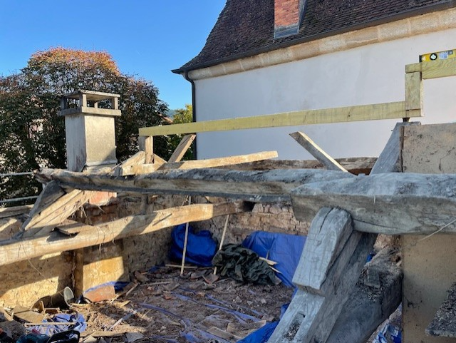 Maison sans toiture après démolition