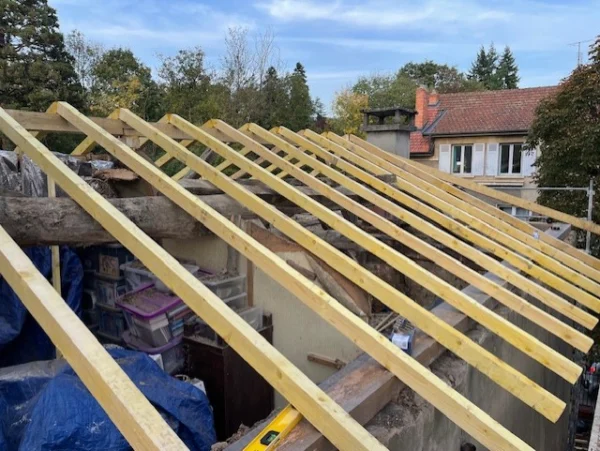 Structure de charpente en bois traitée et rénovée