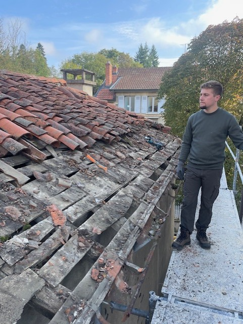 Vue d'ensemble vieille toiture tuiles