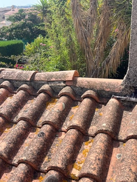 Faîtage en tuile canal fissuré sur une maison du Var