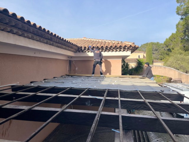 Toiture garage endommagée sous bâche à Puget sur Argens