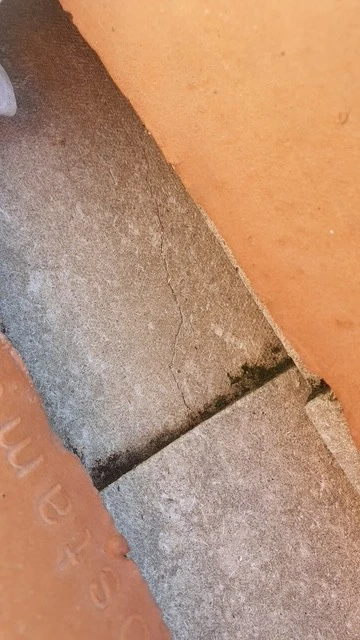 Faille dans une tuile à l’origine d’une fuite