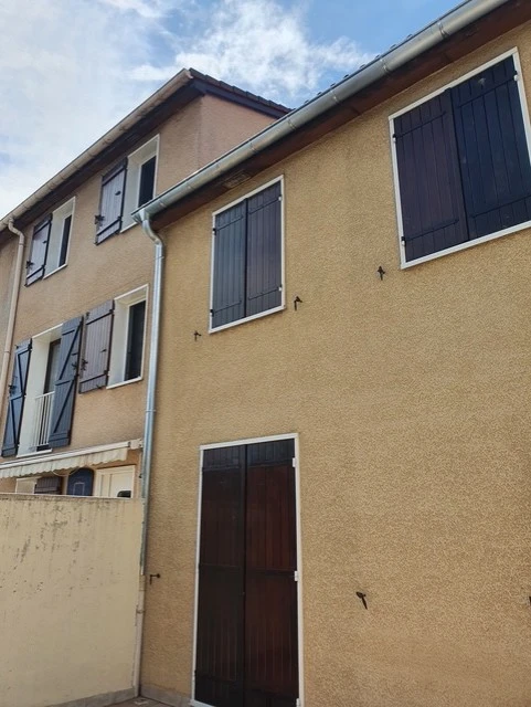 Gouttière en zinc neuve posée en fin de chantier