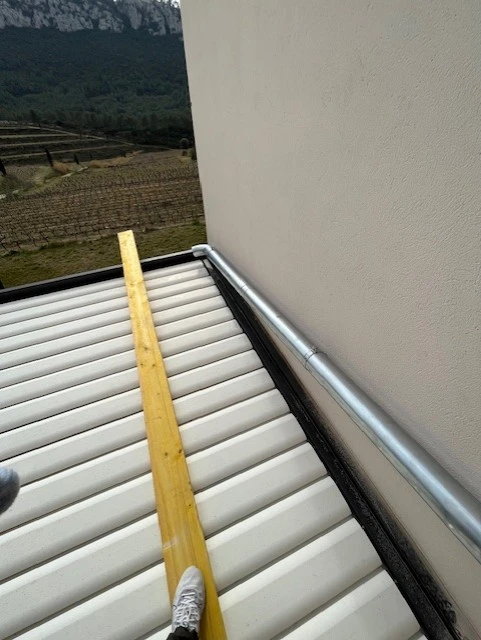 Gouttière en zinc fixée sur une façade