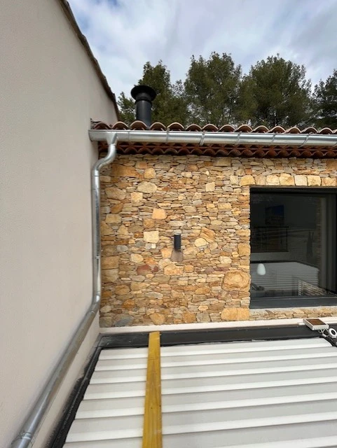 Gouttière en zinc sur une maison provençale