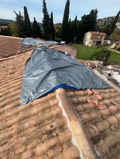 Mise en place d'une bâche de calfeutrage suite à une fuite