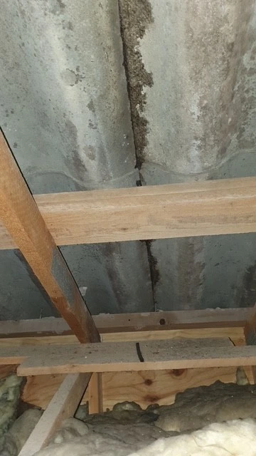 Traces d’infiltration observées sous une toiture