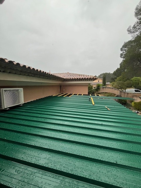 Installation des plaques de bac acier sur toiture