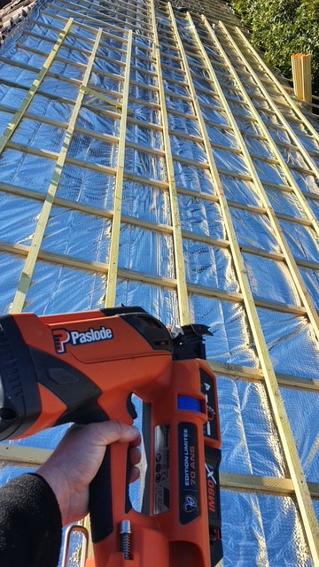 Pose de l'isolant mince sous toiture