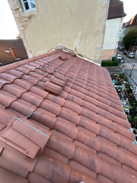 Installation des tuiles romanes neuves