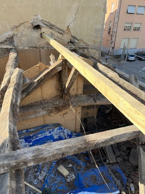 Application d'un traitement curatif par injection sur une charpente en bois infestée dans le Var