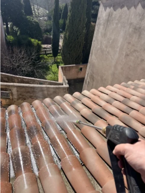 Démoussage et hydrofuge d'une toiture à Saint-Roch, Toulon