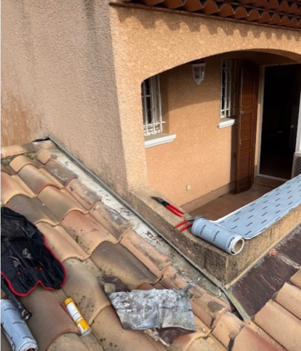 Début du chantier de remplacement de solin à La Valette-du-Var avec vue sur les tuiles et le mur