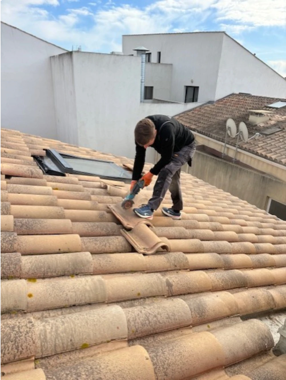 Couvreur en train de préparer l'emplacement du nouveau Velux