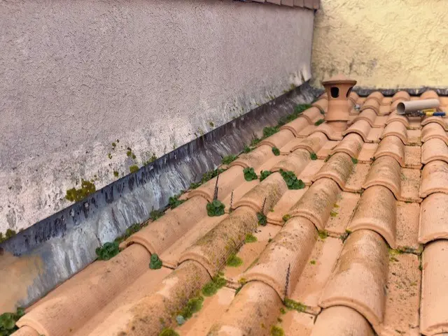 Début du chantier : retrait de l'ancien solin défectueux