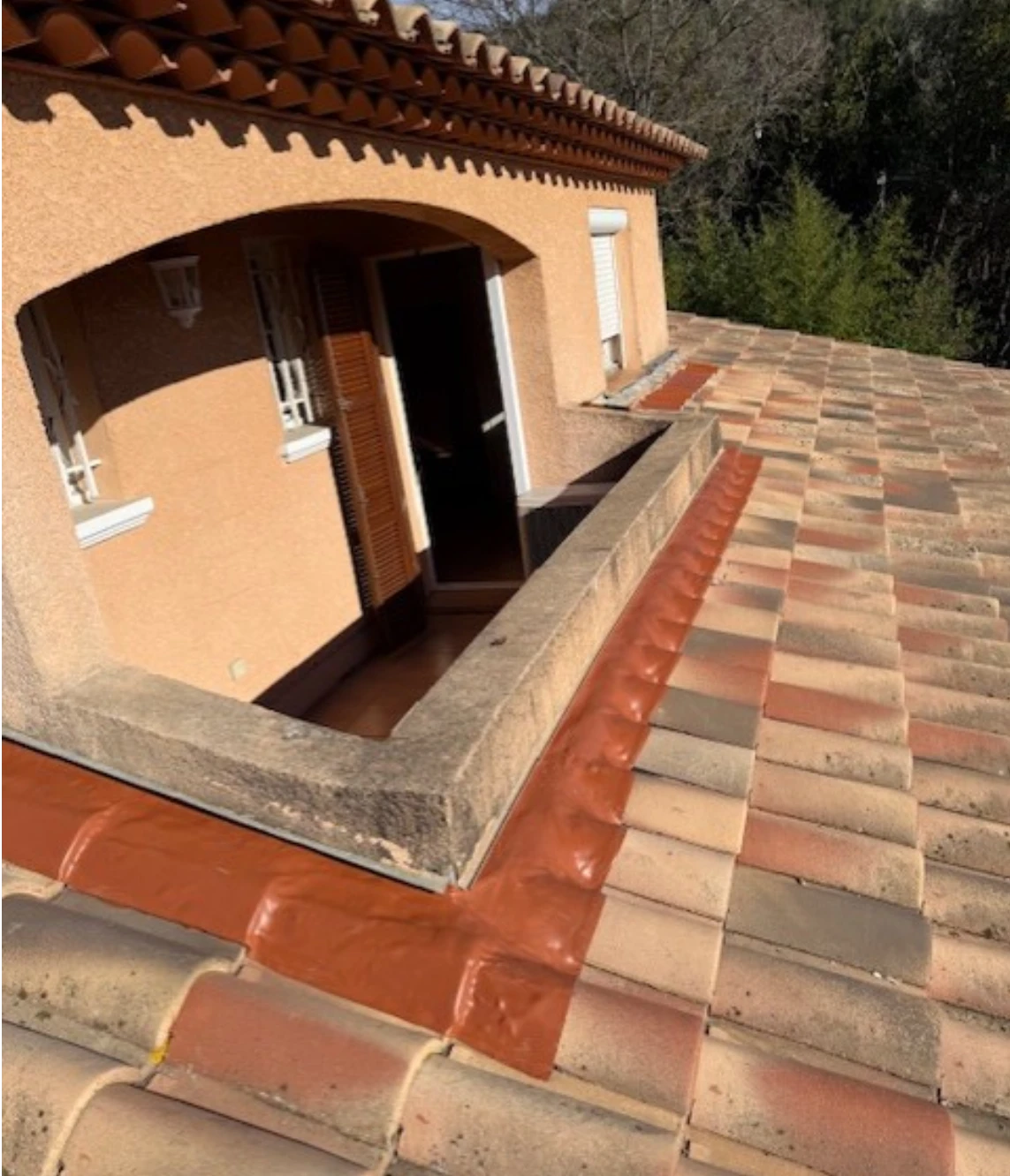 Vue finale du solin neuf parfaitement posé le long du mur et sur la toiture