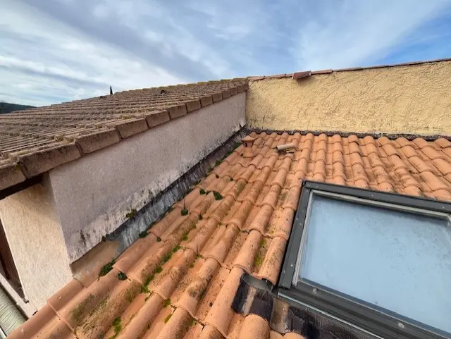 Détail de la fissure sur le solin maçonné