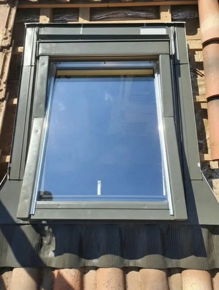 Chantier fini d'un remplacement de fenêtre de toit Velux à La Crau dans le Var