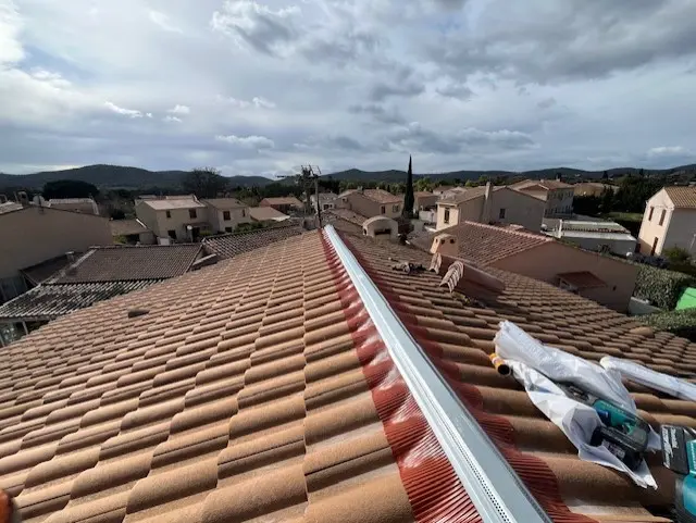 Vue de l'ancienne faîtière maçonnée abîmée avant les travaux