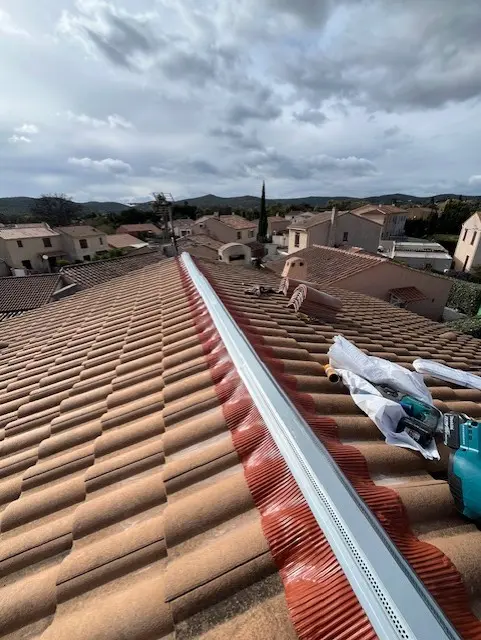 Retrait de l'ancien ciment et préparation de la ligne de faîte