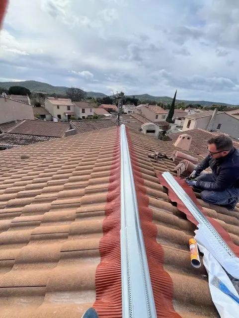 Nettoyage et mise à nu du faîtage de la toiture