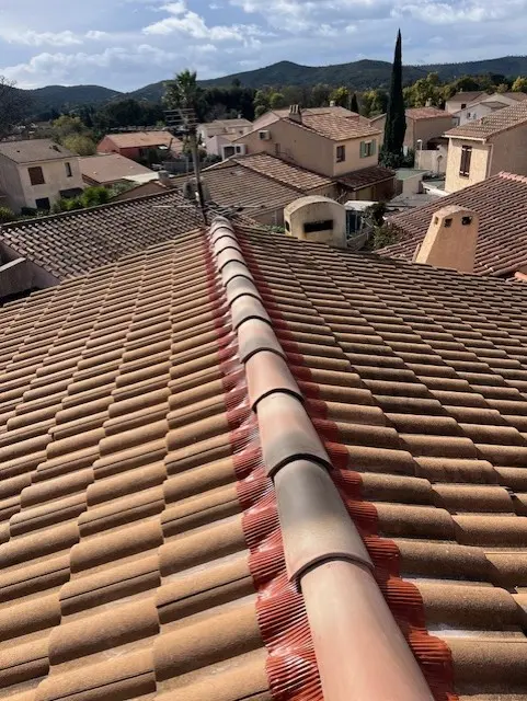 Vue plongeante de la nouvelle faîtière à sec terminée