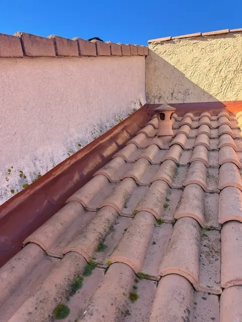 Marouflage de la bande polyuréthane Waka Flex sur les tuiles