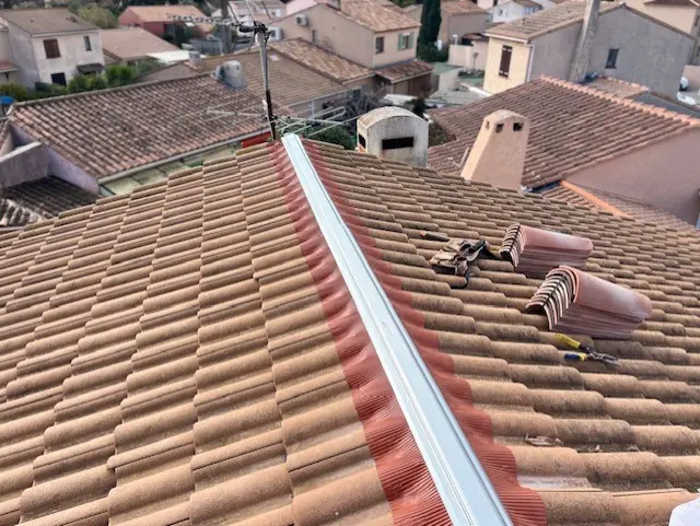 Déroulage et pose du closoir en plomb sur le toit