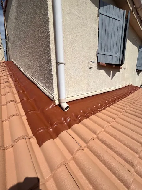 Toiture nettoyée avec un solin neuf