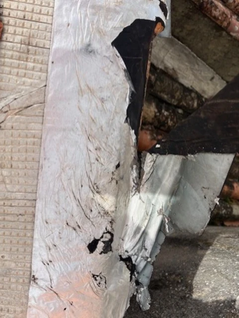 Ancien solin de toiture fissuré et défectueux avant rénovation à Rocbaron (Var)