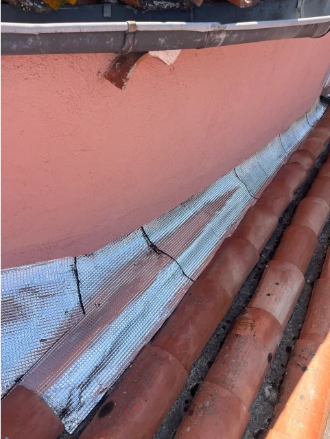 Vue de dessus du nouveau solin étanche après rénovation de la toiture à Rocbaron